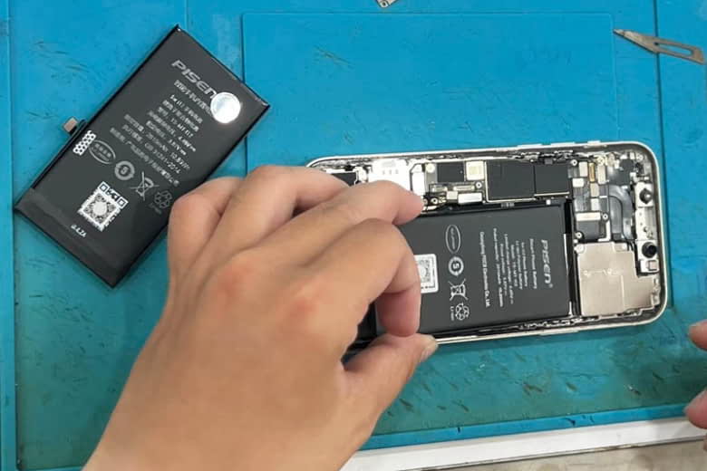 So sánh pin iPhone 14 Plus zin bóc máy và pin dung lượng cao: Nên chọn loại nào? 4 So sánh pin iPhone 14 Plus zin bóc máy và pin dung lượng cao