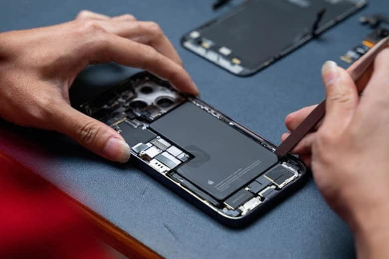 So sánh pin iPhone 14 Plus zin bóc máy và pin dung lượng cao: Nên chọn loại nào? 1 So sánh pin iPhone 14 Plus zin bóc máy và pin dung lượng cao