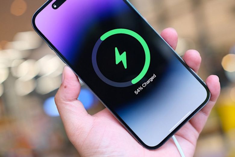 thay pin iPhone 14 Pro tại nhà hay tại trung tâm sửa chữa