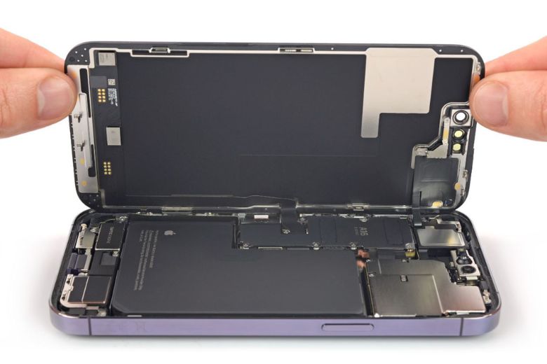 thay pin iPhone 14 Pro tại nhà hay tại trung tâm sửa chữa