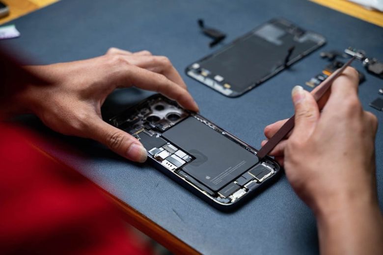 thay pin iPhone 14 Pro tại nhà hay tại trung tâm sửa chữa