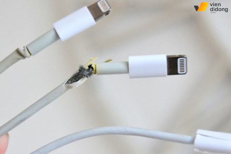 Màn hình iPhone bị nhấp nháy: Nguyên nhân & cách khắc phục hiệu quả 4 Dùng phụ kiện không chính hãng khiến màn hình iPhone bị nháy