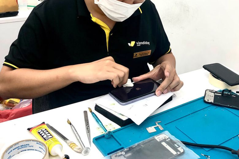 Thay màn hình iPhone 17 Pro Max 3 Thay màn hình iPhone 17 Pro Max tại Viện Di Động chính hãng, chất lượng cao