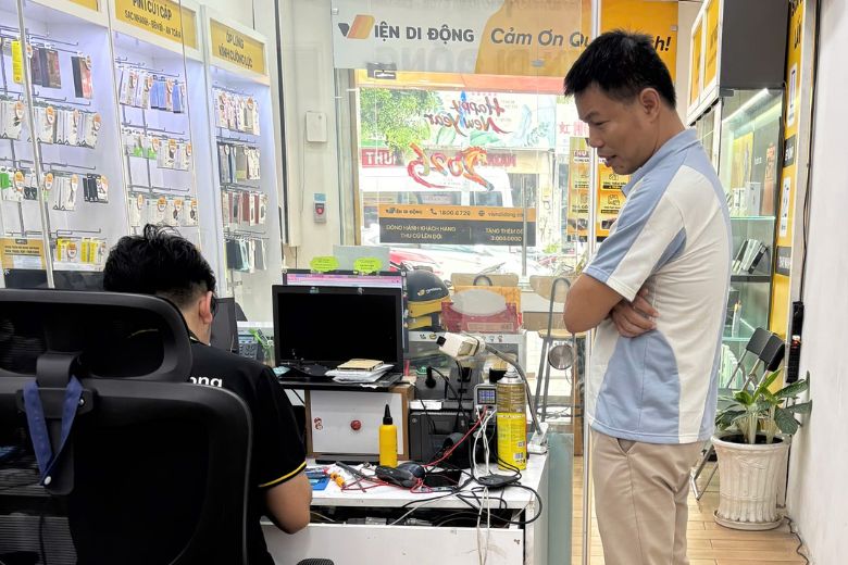 Thay màn hình iPhone 17 trực tiếp, kỹ thuật viên thao tác công khai