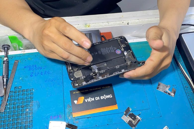 Quy trình sửa màn iPhone Air được thực hiện minh bạch, kiểm tra kỹ