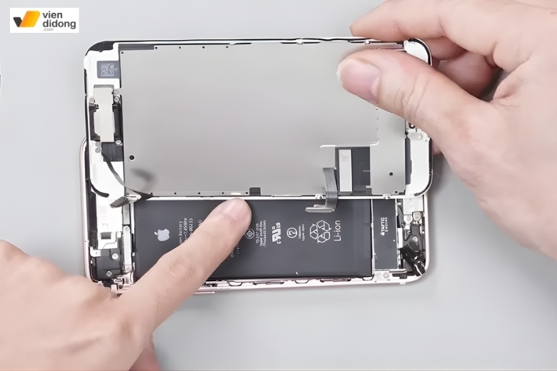 Những lưu ý quan trọng trước và sau khi thay pin iPhone 12 bạn cần biết 1 Lý do lưu ý trước và sau khi thay pin iPhone 12