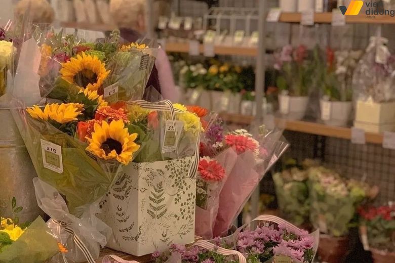 Tham khảo ngay TOP món quà 20/11 cho giáo viên ý nghĩa & hottrend 2025 10 Quà 20/11 cho giáo viên bó hoa tươi đẹp trang nhã