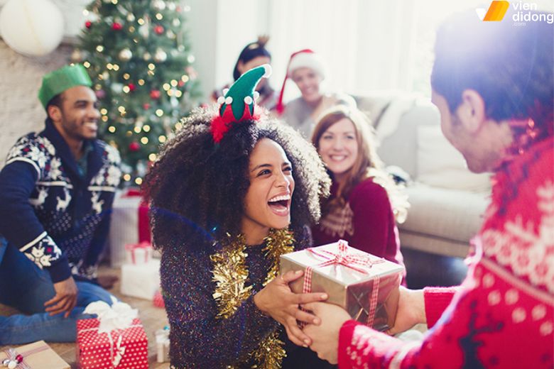 Top 50+ quà tặng Giáng Sinh hợp lý, phù hợp dành cho đối tượng năm 2025 18 Quà Giáng Sinh cho bạn bè đồng nghiệp an toàn dễ tặng và ý nghĩa