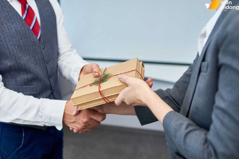 Top 50+ quà tặng Giáng Sinh hợp lý, phù hợp dành cho đối tượng năm 2025 20 Gợi ý quà Giáng Sinh cho khách hàng và đối tác với lựa chọn lịch sự và sang trọng