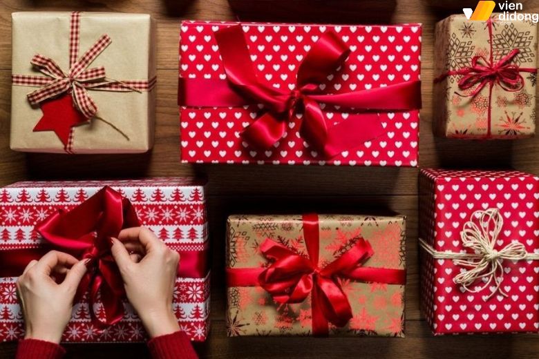 Top 50+ quà tặng Giáng Sinh hợp lý, phù hợp dành cho đối tượng năm 2025 21 Cách gói quà tặng Giáng Sinh giúp món quà thêm ý nghĩa và đẹp mắt