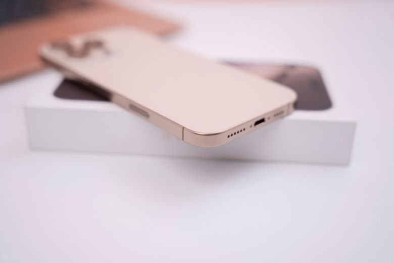 iPhone 16 Pro cũ trầy xước nhẹ, hiệu năng vẫn mượt