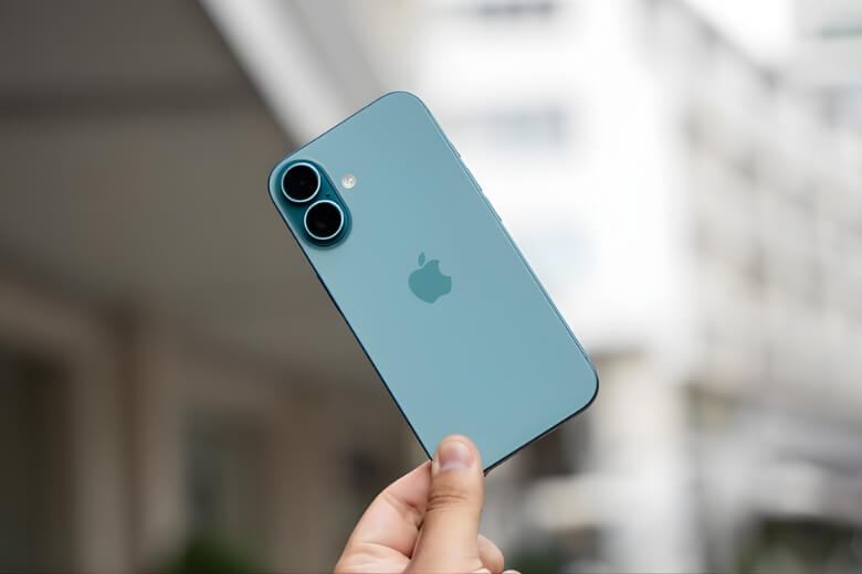 so sánh iPhone 16 cũ và iPhone 15 mới thiết kế camera dọc