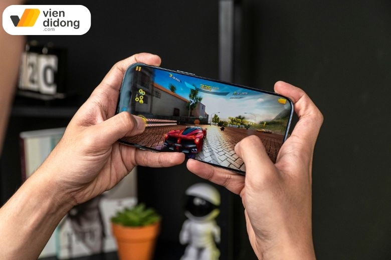 So sánh pin iPhone 17 với iPhone 15 khi chơi game