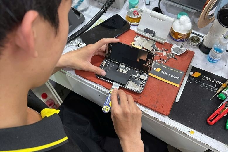 Thay pin các dòng iPhone 15 series chuyên nghiệp tại Viện Di Động
