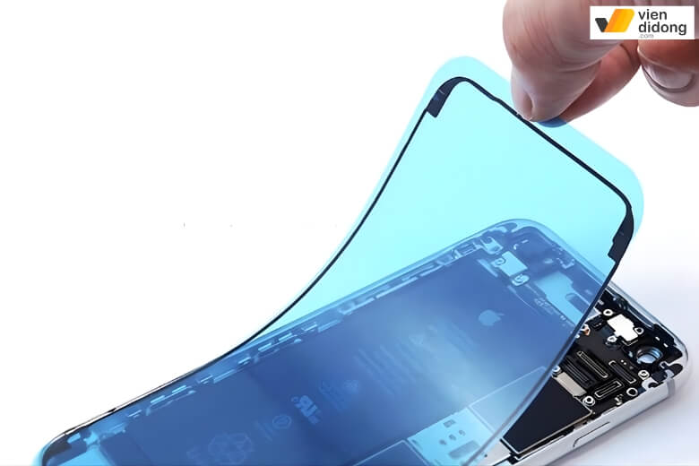 Có nên thay pin iPhone 16 hay dùng tiếp để tránh rủi ro không? 2 Có nên thay pin iPhone 16 ảnh hưởng kháng nước