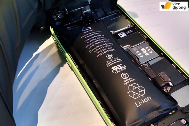 Có nên thay pin iPhone 16 hay dùng tiếp để tránh rủi ro không? 1 Có nên thay pin iPhone 16 khi pin chai phồng