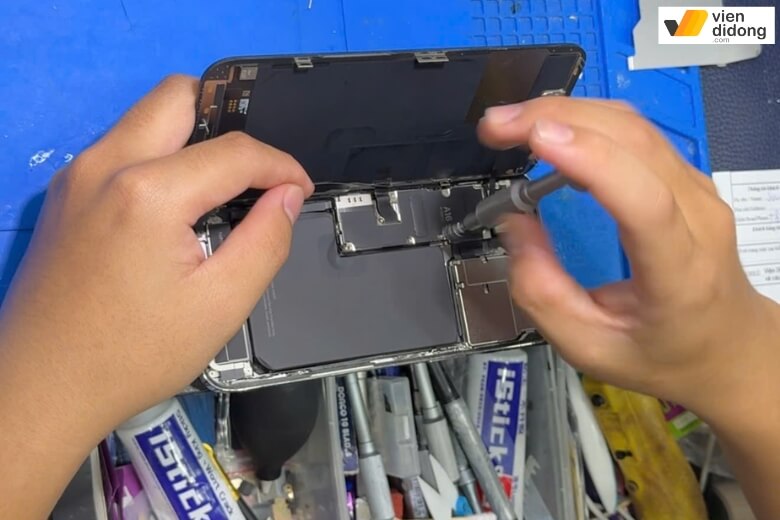Có nên thay pin iPhone 16 hay dùng tiếp để tránh rủi ro không? 7 Có nên thay pin iPhone 16 tại nơi uy tín