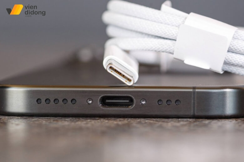 iPhone 17 bị nóng khi sạc pin với củ sạc nhanh