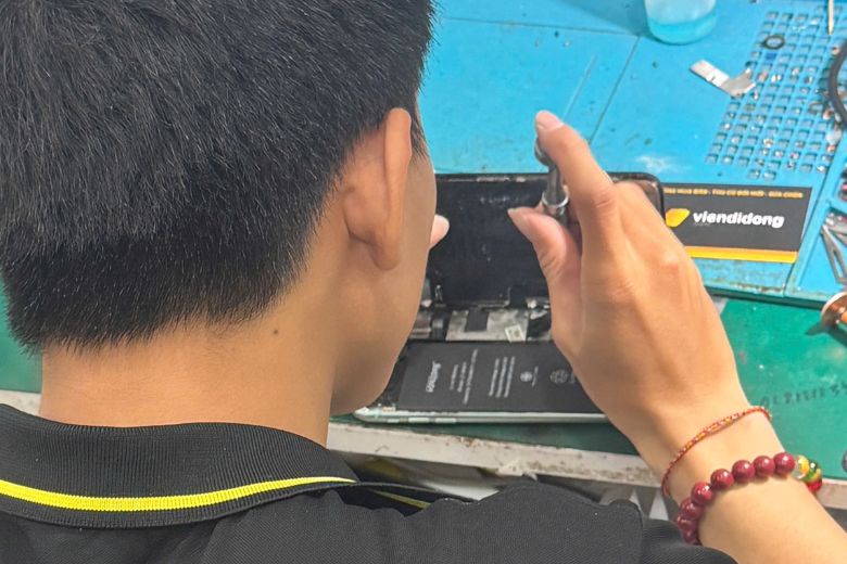 Quy trình thay pin iPhone 7 series minh bạch, kiểm tra kỹ trước bàn giao