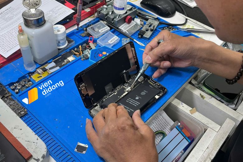 Các bước thay pin được thực hiện rõ ràng, khách hàng dễ dàng theo dõi