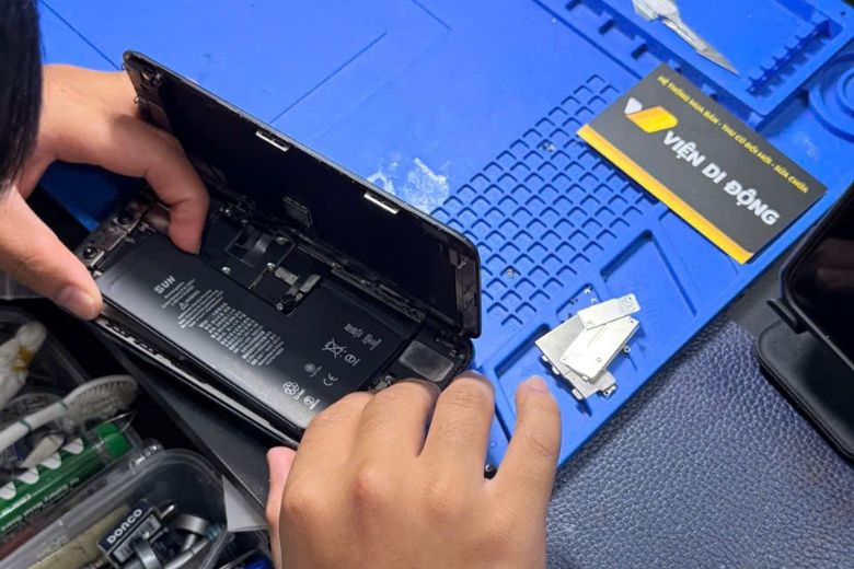 Quy trình thay pin iPhone SE rõ ràng, kỹ thuật viên thực hiện trực tiếp