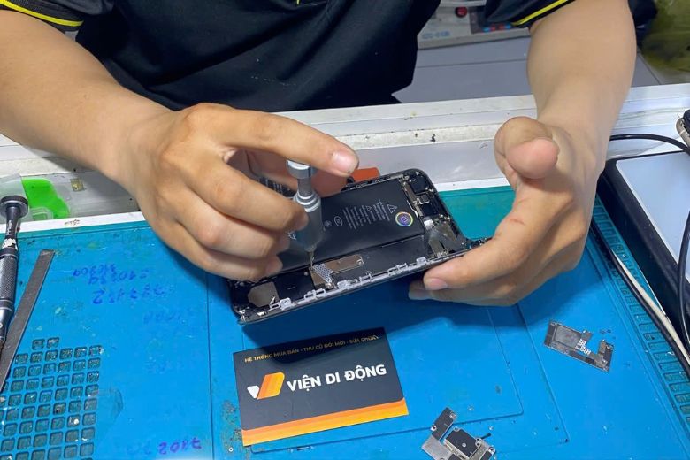 Quy trình sửa màn iPhone 12 Series được thực hiện rõ ràng