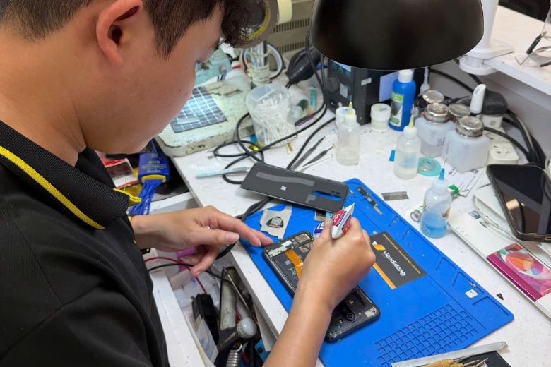 Quy trình thay màn hình iPhone 13 series minh bạch, kỹ thuật viên thao tác trực tiếp