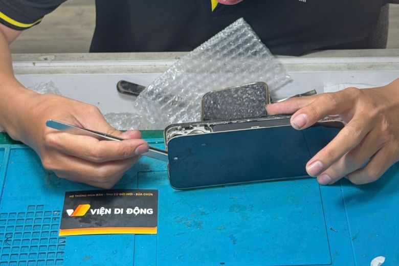 Thực hiện thay màn hình iPhone 15 Series theo các bước kiểm tra rõ ràng