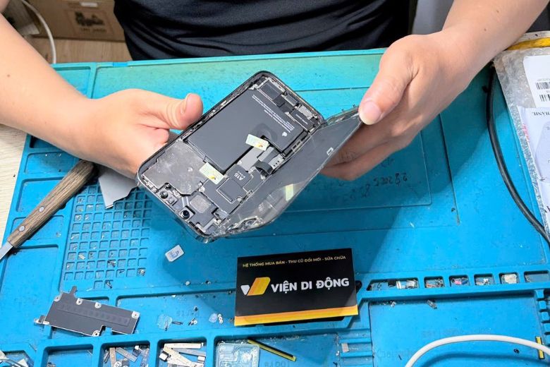 Quy trình thay màn iPhone 16 Plus minh bạch, kiểm tra kỹ trước bàn giao