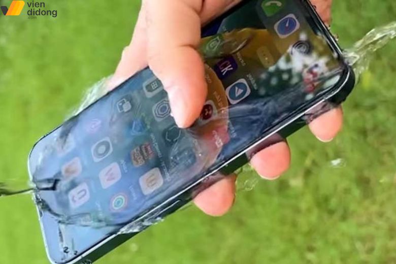 Máy vào nước hoặc lỗi phần cứng có thể làm màn hình iPhone 16 Pro Max hư