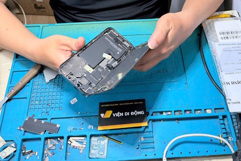Quy trình thay màn iPhone 16 Pro Max được thực hiện rõ ràng