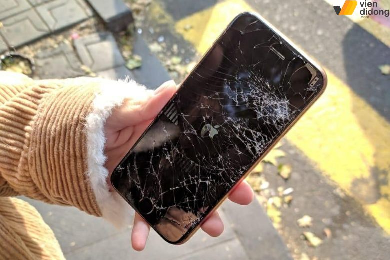 Rơi rớt, va đập hoặc lỗi tấm nền có thể làm màn hình iPhone 16 Pro hư