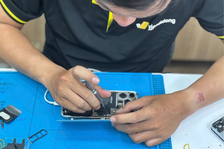 Kỹ thuật viên kiểm tra, thay màn và test lại toàn bộ chức năng trước khi bàn giao