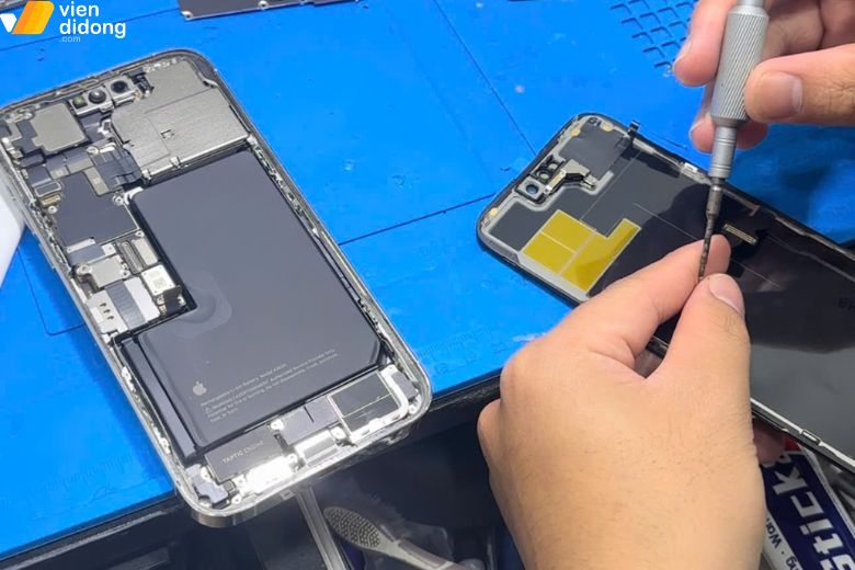 Quy trình thay màn iPhone 16 được thực hiện rõ ràng