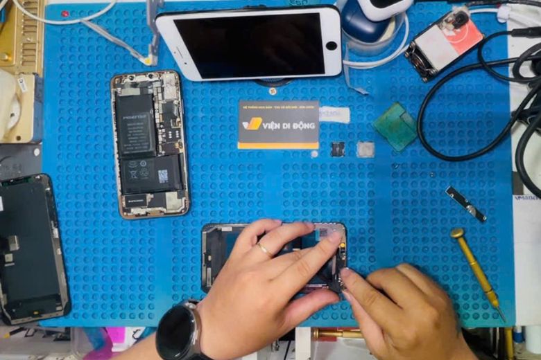 Quy trình thay màn hình iPhone 17 Series minh bạch, kỹ thuật viên thực hiện trực tiếp