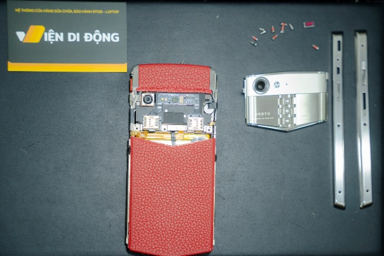 Thay pin Vertu giá bao nhiêu linh kiện chính hãng cao cấp