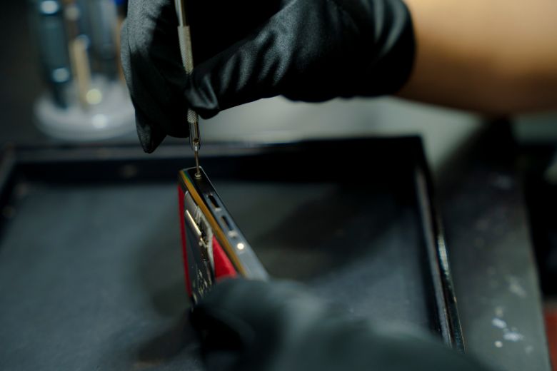 Rủi ro khi thay pin Vertu tại cửa hàng không chuyên