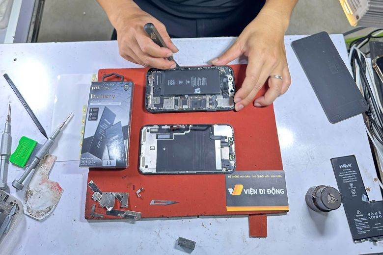 Tùy tình trạng hư hỏng để chọn ép kính hoặc thay màn hình iPhone 15 Pro