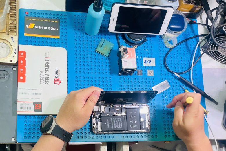 Quy trình thay màn iPhone X Series được thực hiện rõ ràng