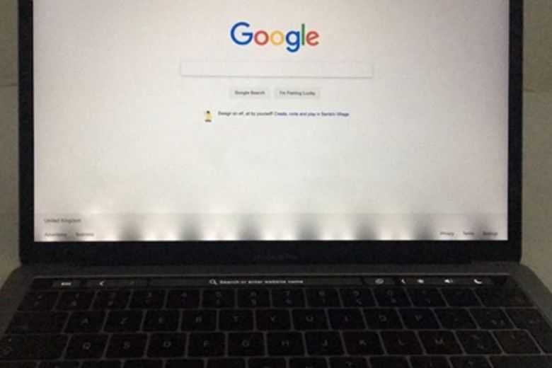 Màn hình MacBook bị hở sáng có sửa được không? Cách nhận biết và xử lý hiệu quả 2 MacBook hở sáng màn hình dễ thấy hơn khi hiển thị nền tối