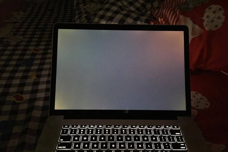 Màn hình MacBook bị hở sáng có sửa được không? Cách nhận biết và xử lý hiệu quả 6 Nền đen giúp dễ nhận biết vùng màn hình MacBook bị hở sáng