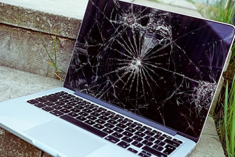 Màn hình MacBook bị hở sáng có sửa được không? Cách nhận biết và xử lý hiệu quả 3 Tác động lực mạnh có thể làm màn hình MacBook bị lỗi hiển thị