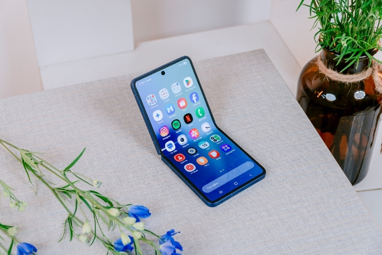 Samsung Galaxy Z Flip 8 có gì mới? Thông số cấu hình rò rỉ mới nhất 3 Đánh giá màn hình Samsung Galaxy Z Flip 8