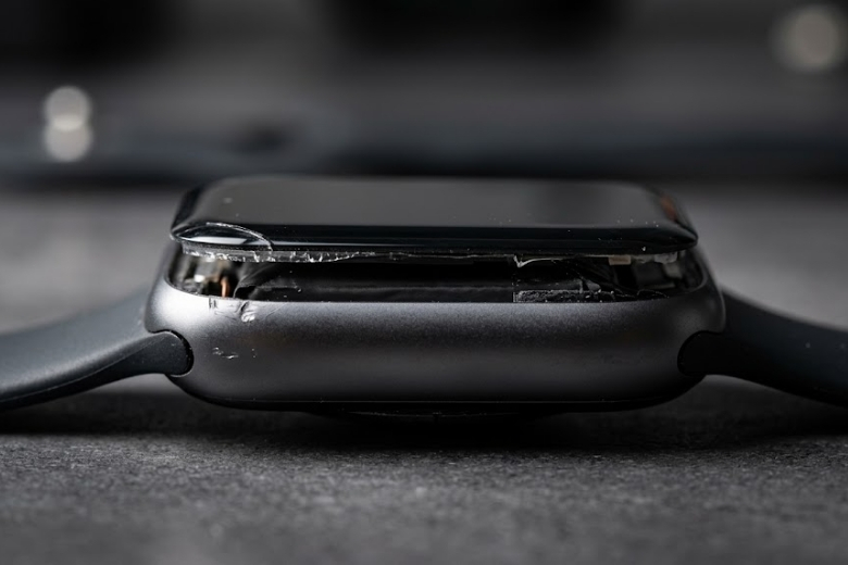 Apple Watch bị phù pin làm đội và hở viền màn hình OLED