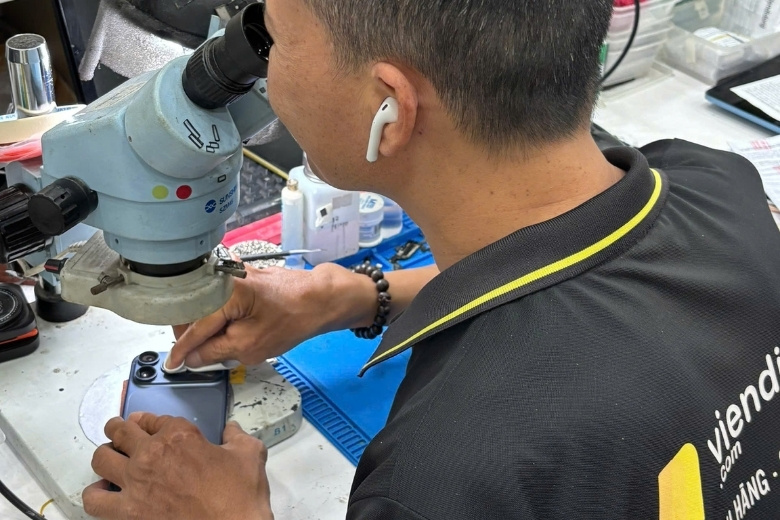 Dịch vụ rửa đốm camera iPhone giá chỉ từ 100k tại Viện Di Động 2 dịch vụ kiểm tra rửa đốm camera iPhone tại Viện Di Động