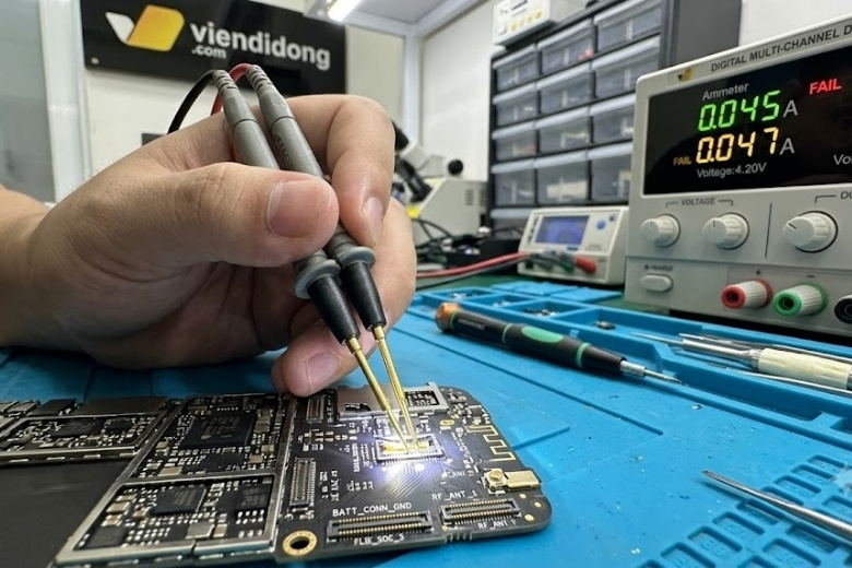 Pin Lithium là gì? Cấu tạo và nguyên lý hoạt động trên dòng máy Apple như thế nào? 6 Đo áp và kẹp dòng bằng máy cấp nguồn để kiểm tra bo mạch điện thoại