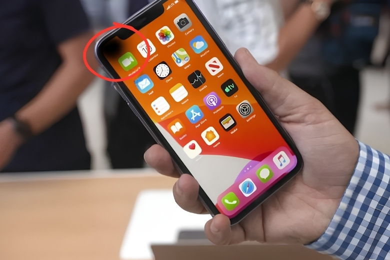 Hậu quả màn hình iPhone bị nứt và lem mực