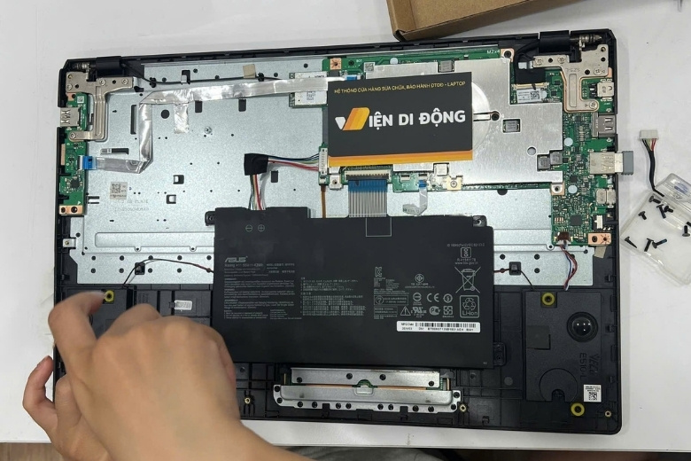 kỹ thuật Viện Di Động kiểm tra pin MacBook cho khách hàng