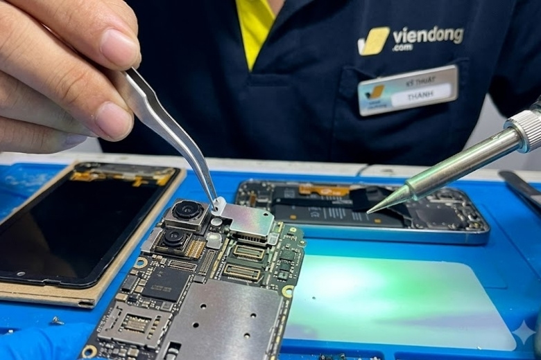 Thay màn hình iPhone 13 mini bao nhiêu tiền? Bảng giá chi tiết 3 Cách bảo vệ phôi màn hình OLED iPhone 13 mini
