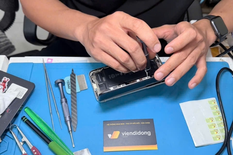 Thay màn hình iPhone 16 Pro chính hãng: Cập nhật bảng giá mới nhất 3 Quy trình thay màn hình iPhone 16 Pro